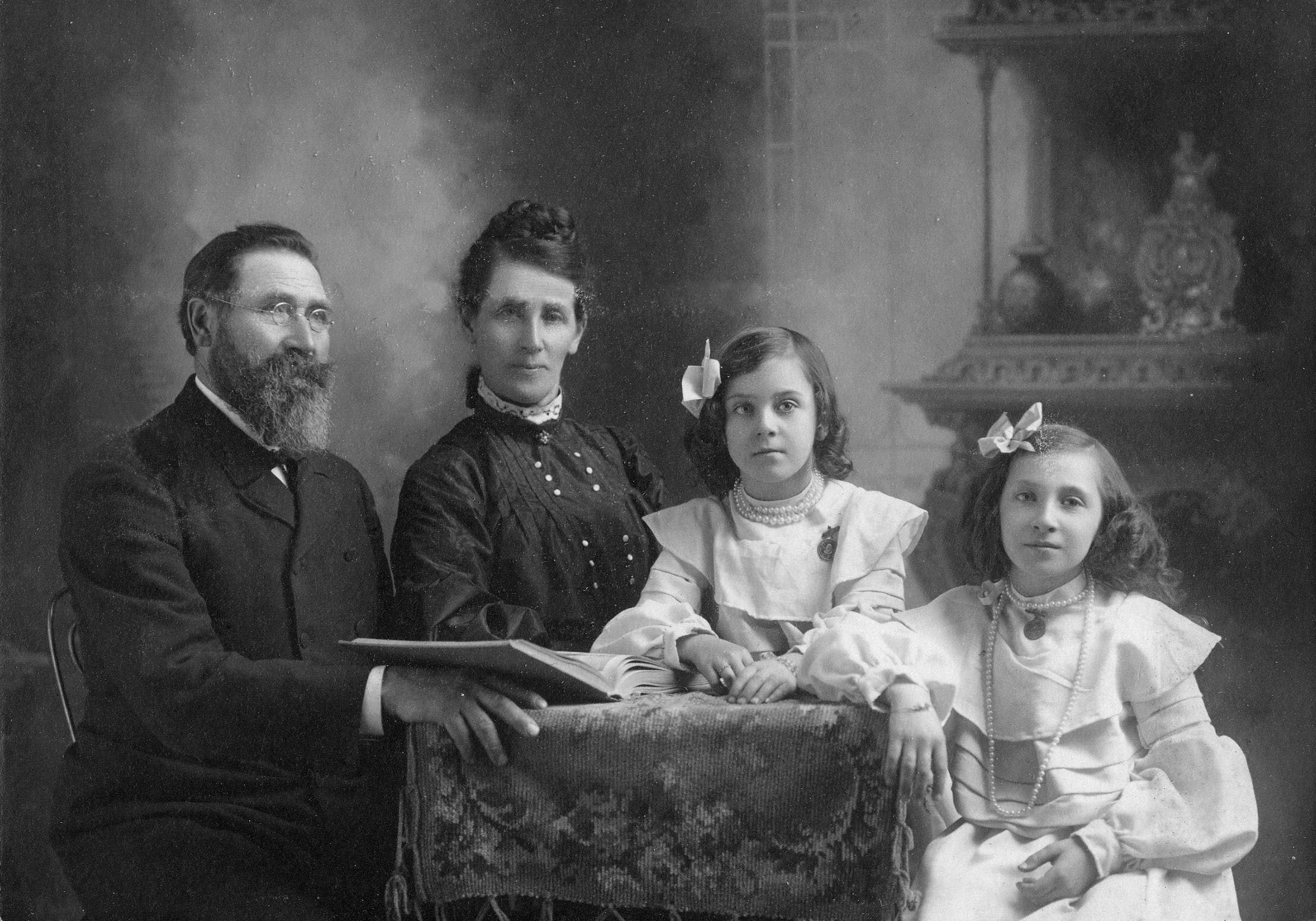 Johann and Hulda Oetjen with Duaghters